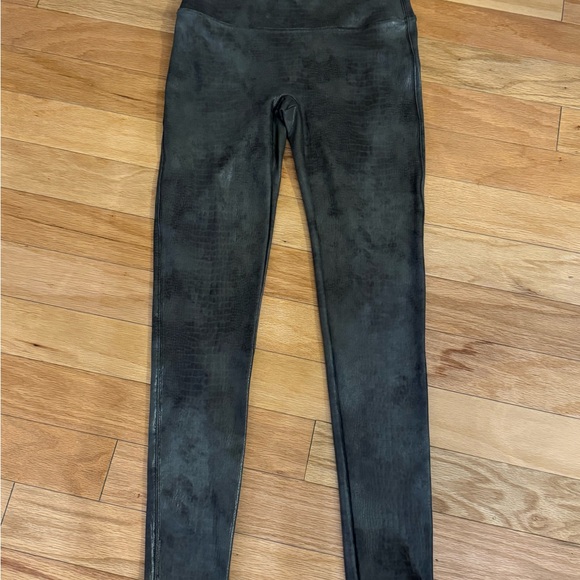 Spanx Olive Green Shimmer Metallic Faux Leather Leggings Size Large - Picture 1 of 5